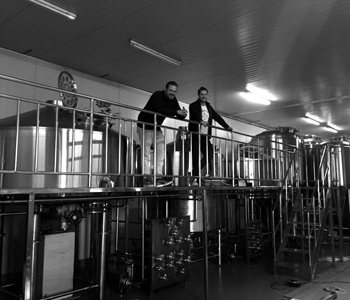 Jeroen en Jasper van Kompaan bier in hun eigen vernieuwde brouwerij